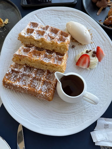 مطعم لتناول الطعام في الطابق 122 من ناطحة سحاب برج خليفة الشهيرة