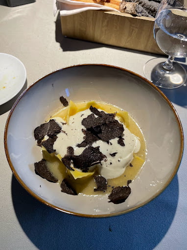 مطعم فاخر يقع في فندق Armani في دبي