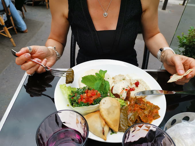 مطعم لبناني يقدم مجموعة متنوعة من الأطباق اللبنانية التقليدية