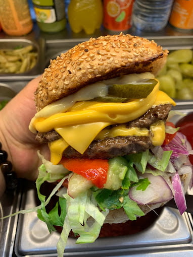 يقدم مجموعة متنوعة من الأطباق التركية والأمريكية