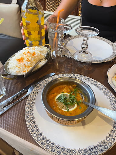 يقدم الأطباق البرياني والكاري ودجاج التيكا والماسالا 