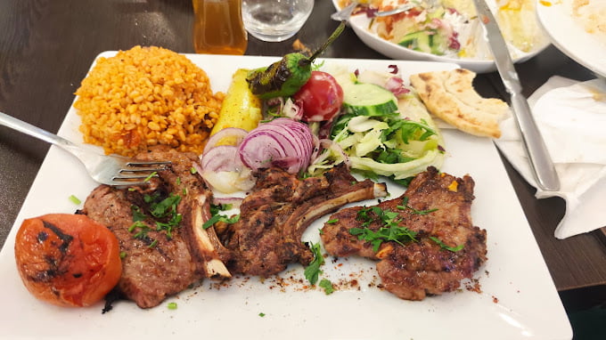 مطعم تركي يقدم مجموعة متنوعة من الأطباق التركية التقليدية