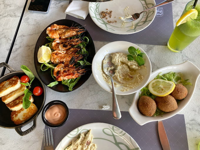 مطعم لبناني يقدم المأكولات اللبنانية التقليدية