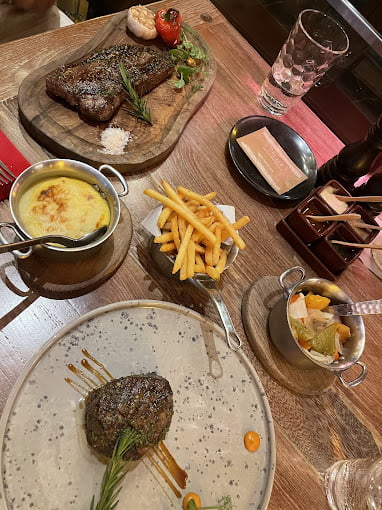 مطعم أرجنتيني يقدم المأكولات المشوية على الفحم