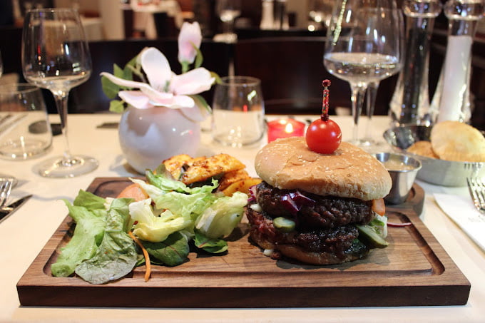 مطعم تركي يقدم مجموعة متنوعة من الأطباق التركية التقليدية