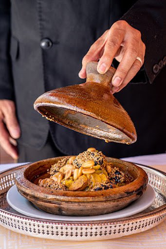 مطعم تقليدي مغربي يقدم مجموعة متنوعة من الأطباق المغربية التقليدية