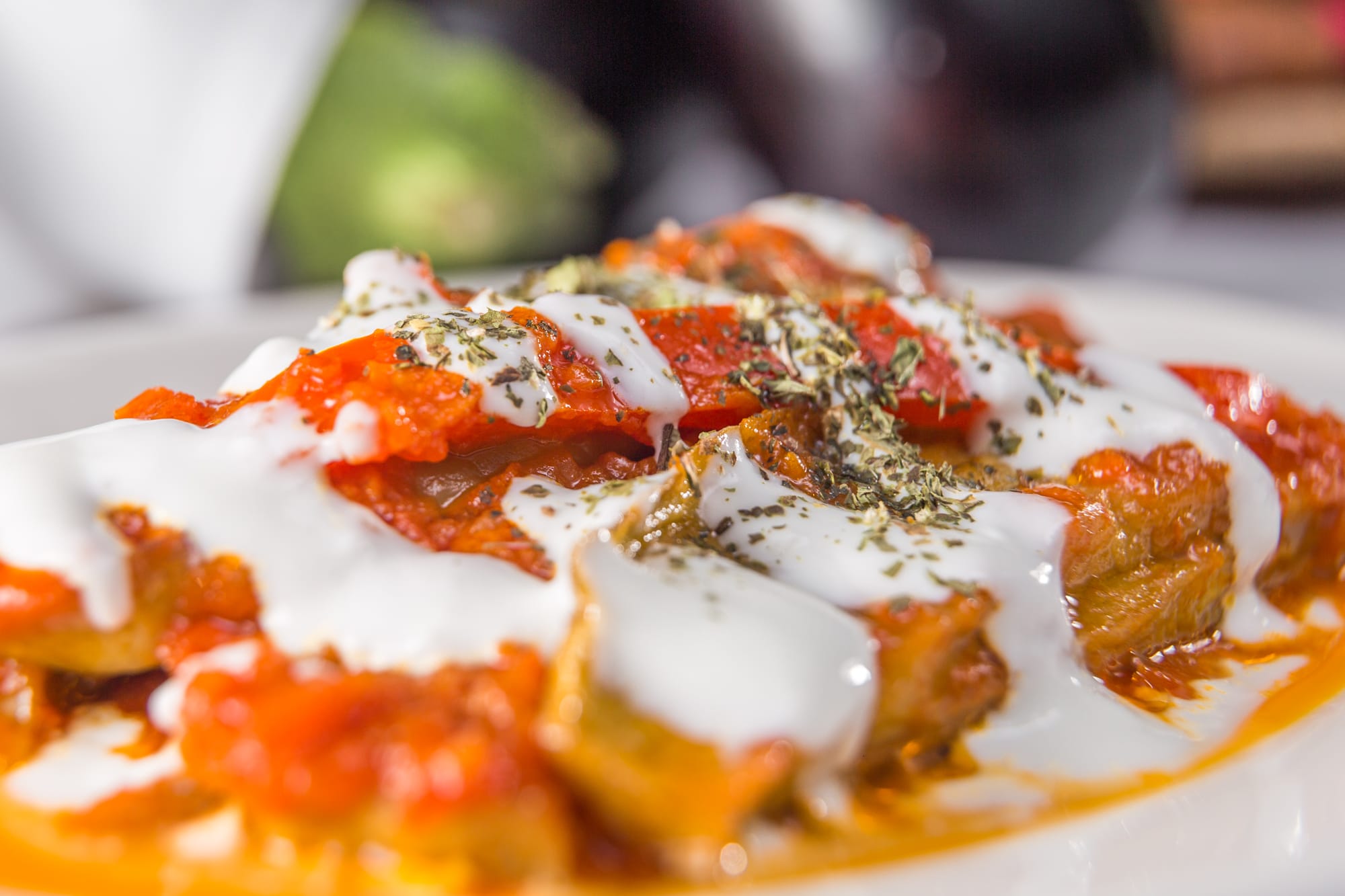 يقدم مجموعة متنوعة من الأطباق اللبنانية التقليدية