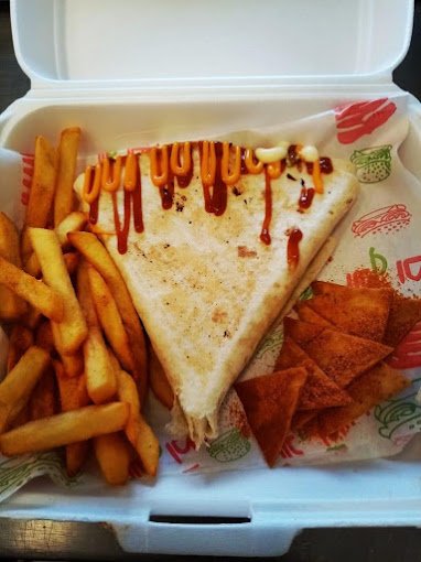 الأطباق العربية والعالمية، بما في ذلك المشويات، والمأكولات البحرية، والبيتزا، والسلطات، والمشروبات