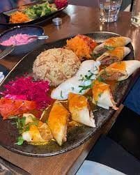 مطعم تركي حاصل على تصنيف عالٍ يقدم مجموعة متنوعة من الأطباق التقليدية والصحية المعدة طازجة