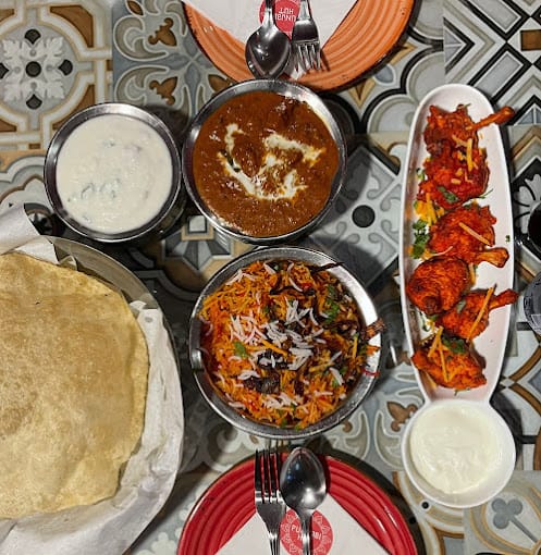 يتخصص المطعم في تقديم المأكولات الهندية التقليدية، بما في ذلك الأطباق الشمالية والجنوبية. يقدم المطعم أيضًا مجموعة متنوعة من الأطباق النباتية والحلويات. 