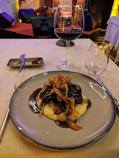 يقدم المطعم مجموعة متنوعة من الأطباق التركية الكلاسيكية