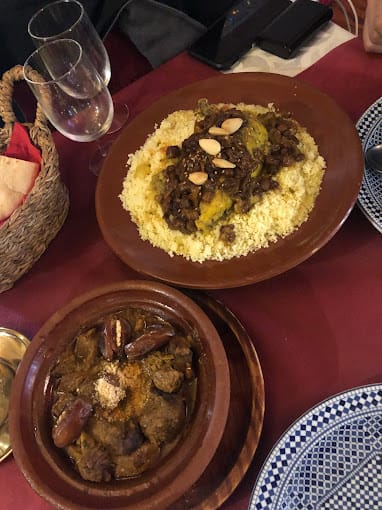 يقدم المطعم مجموعة متنوعة من الأطباق الإسبانية، بما في ذلك البايلا، والتاباس، والشوربة، واللحوم، والأسماك.