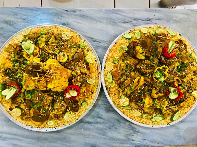 يقدم المطعم مجموعة متنوعة من الأطباق الأردنية والعربية التقليدية ، بما في ذلك المنسف والبخاري والفول والحمص والفلافل. 