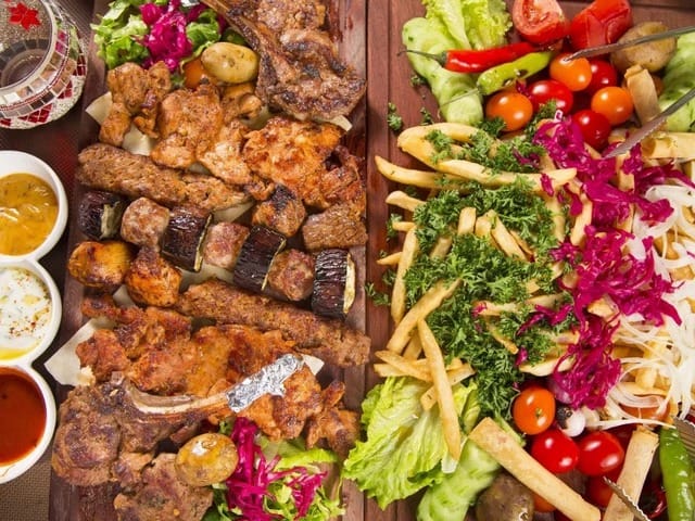 مطعم صيني يقدم مجموعة متنوعة من الأطباق التقليدية، بما في ذلك الدجاج المقلي والنودلز والأرز