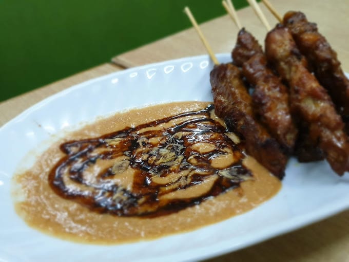 مطعم إندونيسي يقدم مجموعة متنوعة من الأطباق التقليدية، بما في ذلك الدجاج المقلي والنودلز والساتيه.