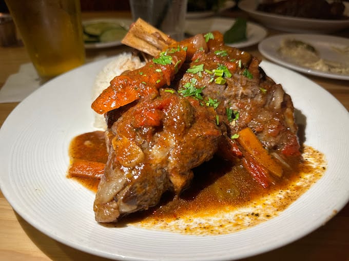  يقدم المطعم مجموعة متنوعة من الأطباق التركية التقليدية، بما في ذلك الكباب، والبورك، والحلويات. يتميز المطعم بتصميمه الأنيق وطاقمه الودود