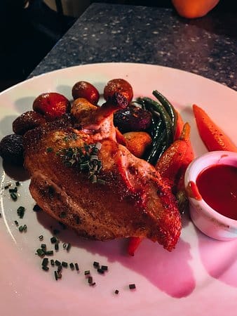  يُقدم هذا المطعم المأكولات البحرية والمأكولات الدجاجية ويمكن توفير وجبات حلال عند الطلب مسبقًا.