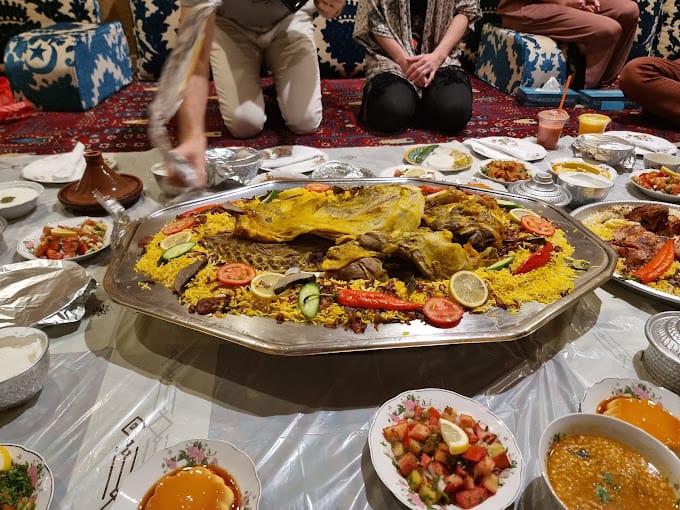 يقدم المطعم مشاوي و السلطات و الشوربات و المعجنات و الحلويات