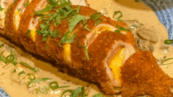 يقدم المطعم مجموعة متنوعة من الأطباق الفرنسية التقليدية والمعاصرة، والتي يتم إعدادها باستخدام مكونات عالية الجودة.