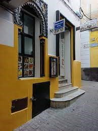 مطعم مغربي يقدم مجموعة متنوعة من الأطباق التقليدية