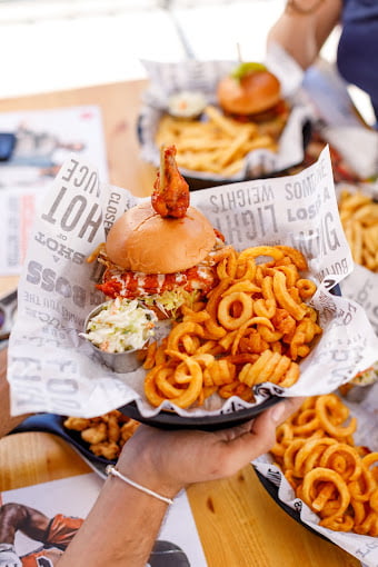 مطعم أمريكي غير رسمي يقع في فندق بانوراما البحر الميت