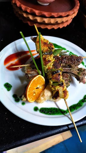 مطعم متوسطي يقدم مجموعة متنوعة من المأكولات البحرية والأسماك