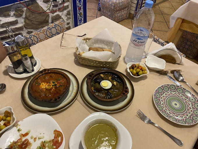 مطعم مغربي يقدم مجموعة متنوعة من الأطباق التقليدية