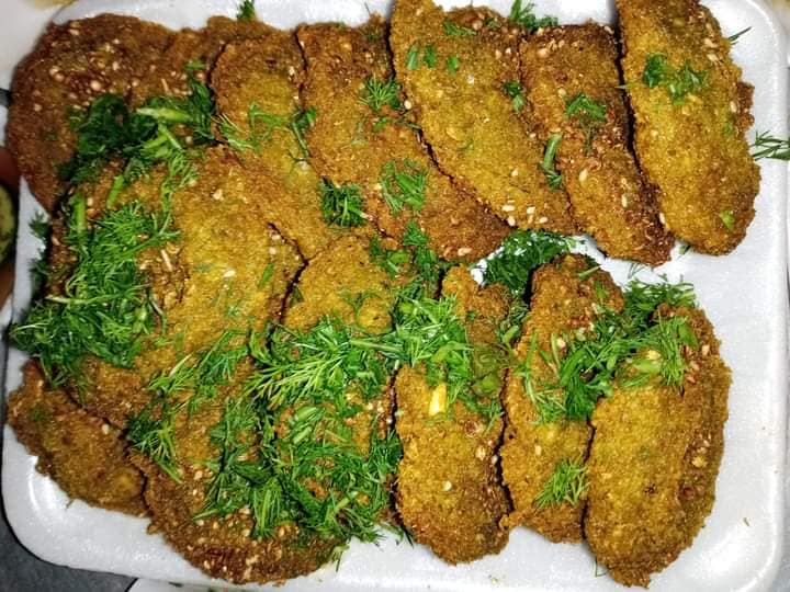 يقدم مجموعة متنوعة من اللحوم المشوية، بما في ذلك الدجاج ولحم الضأن ولحم البقر