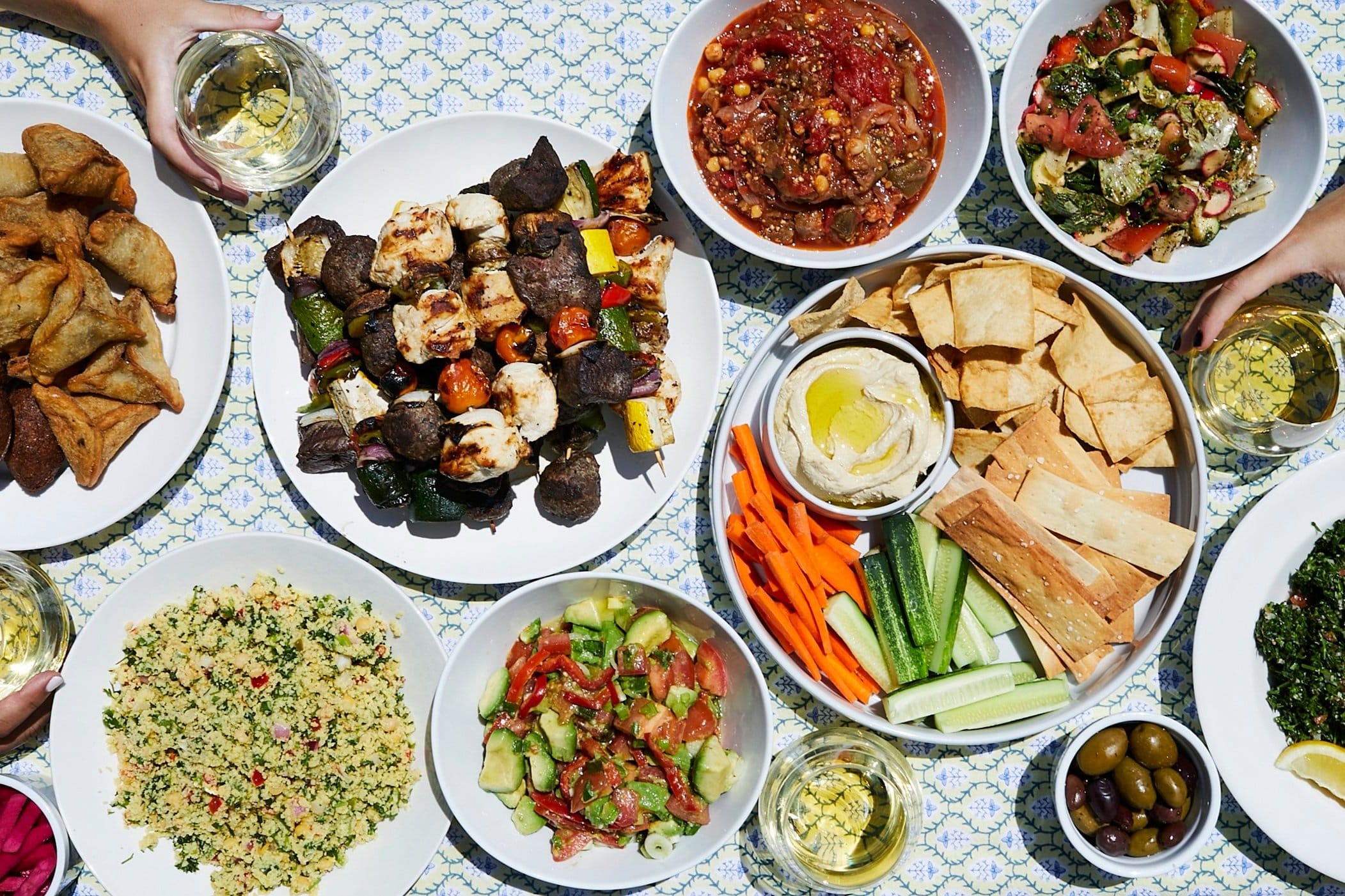 مطعم لبناني مشهور يقدم مجموعة متنوعة من الأطباق اللبنانية التقليدية