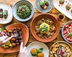 مطعم عربي شهير يقع في دبي، الإمارات العربية المتحدة. يتميز المطعم بأجوائه الفاخرة المستوحاة من حكايات ألف ليلة وليلة الشهيرة. 