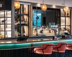 مطعم غربي يقدم مجموعة متنوعة من الأطباق الكلاسيكية، مثل شرائح اللحم، والمأكولات البحرية، والمعكرونة