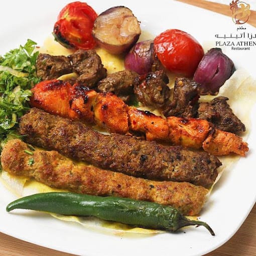  مطعم عربي يقدم مجموعة متنوعة من الأطباق، بما في ذلك المشاوي والسلطات والشوربات.