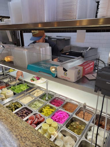 يقدم المطعم مجموعة متنوعة من الأطباق، بما في ذلك: ساندويشات الفلافل الفلافل المحشي الحمص الفول فتة مسبحة قدسية