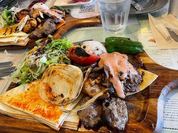 ويقدم مجموعة متنوعة من الأطباق التركية التقليدية، بما في ذلك الكباب والشاورما والبيتزا التركية.