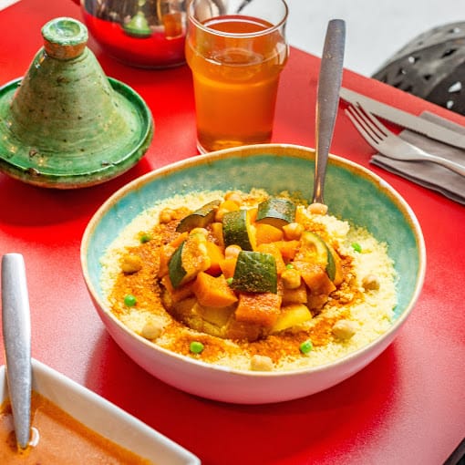 مطعم مغربي يقع في باريس، فرنسا. يتميز المطعم بكونه مطعمًا فريدًا من نوعه، حيث أن جميع موظفيه من الصم والبكم.