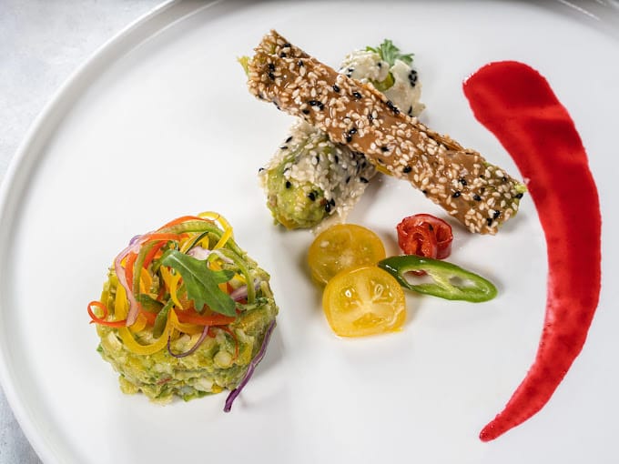 يقدم المطعم مجموعة متنوعة من الأطباق الحديثة، مثل البيتزا والمعكرونة والسلطات.