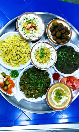 مطعم سوري يقدم مجموعة متنوعة من الأطباق السورية التقليدية