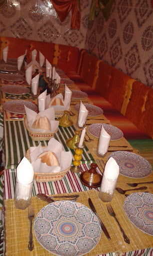 مطعم إسباني يقدم مجموعة متنوعة من المأكولات الإسبانية التقليدية