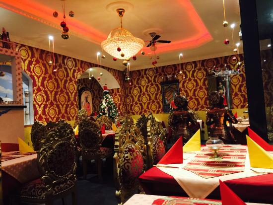 يقدم المطعم مجموعة متنوعة من الأطباق النباتية الهندية