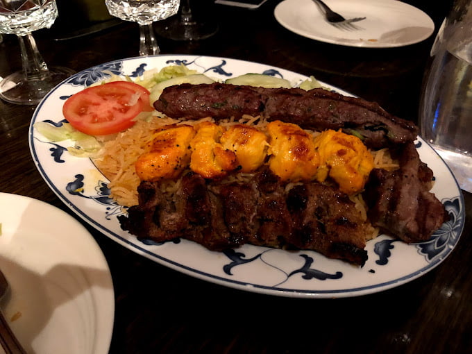 يقدم المطعم مجموعة متنوعة من الأطباق الأفغانية التقليدية ، بما في ذلك الكباب ، والمانتو ، والبلوف ، والبولاني