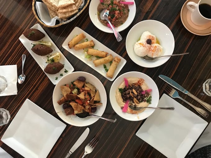 يقدم المطعم قائمة واسعة من الأطباق الشرق أوسطية، بما في ذلك الحمص، بابا غنوج، الفلافل، الشاورما، واللحوم المشوية