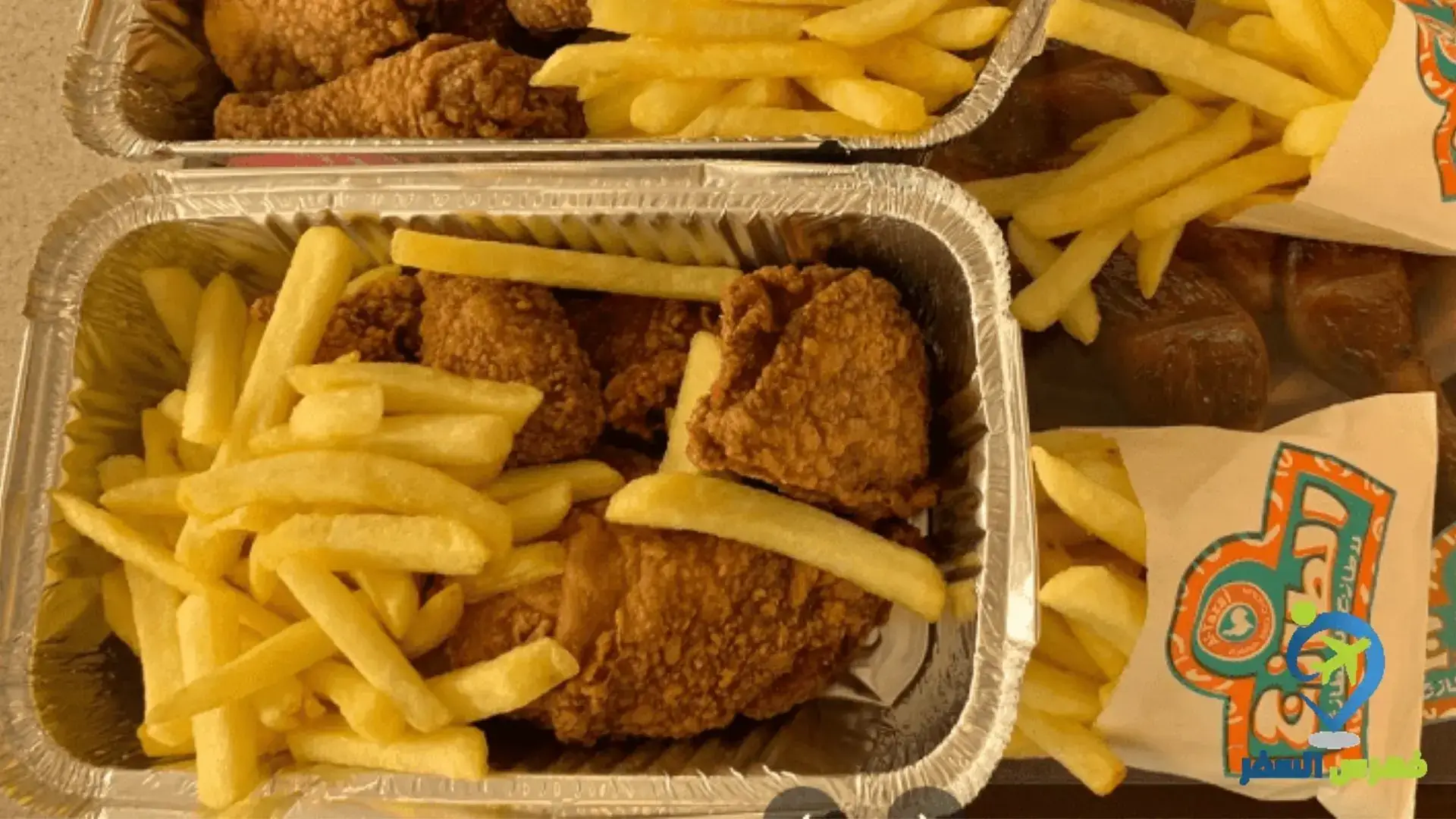 يقدم لدجاج اللذيذ والمشاوي على الفحم. يستخدمون الدجاج المحلي الطازج فقط، ويشويون الدجاج على الفحم لضمان نكهته الغنية.