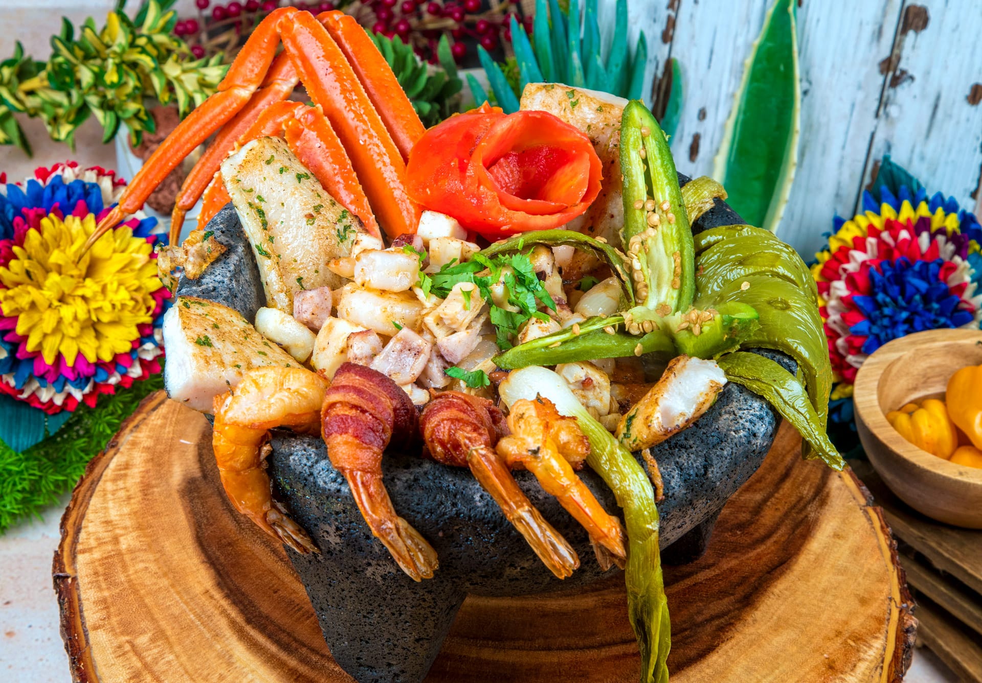 يقدم المطعم مجموعة متنوعة من الأطباق البحرية الطازجة ، بما في ذلك الأسماك المشوية والمأكولات البحرية المطهية والمأكولات البحرية النيئة