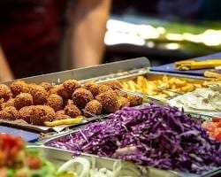 مطعم وجبات سريعة يقدم مجموعة متنوعة من الأطباق العربية التقليدية، مثل الفلافل، والشاورما، والكباب.