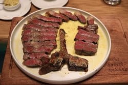 يقدم هذا المطعم المأكولات التركية التقليدية ، بما في ذلك الكباب والبيتزا والحلويات. يقع المطعم في منطقة بودونج ، ويقدم مجموعة متنوعة من الأطباق التركية الشهية.