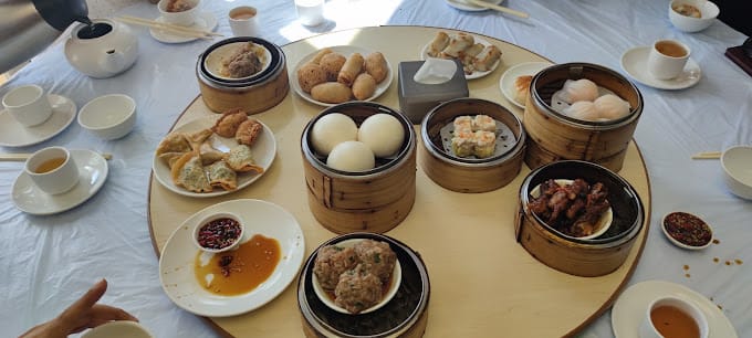 يقدم المطعم مجموعة متنوعة من الأطباق الصينية، بما في ذلك الأطباق المألوفة مثل الدجاج المقلي والنودلز والساتيه.