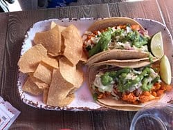 يقدم المطعم المأكولات المكسيكية التقليدية التي يتم إعدادها باستخدام مكونات طازجة عالية الجودة. 