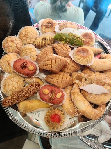 مطعم تونسي يقع في باريس، فرنسا. يتخصص في تقديم طبق الكسكس التونسي التقليدي، والذي يتم تحضيره مع لحم الضأن أو الدجاج أو السمك.