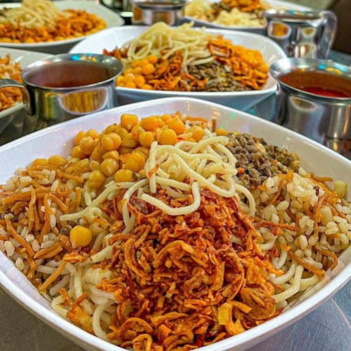 يُعرف بكوشريه اللذيذة، وهو طبق مصري تقليدي مصنوع من الأرز والعدس والمعكرونة والحمص.