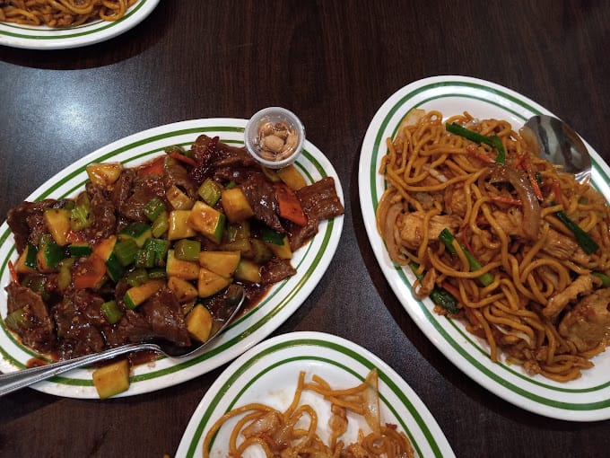 يقدم المطعم بعض الأطباق الأكثر شعبية البانكيت، وهو طبق من الأرز والدجاج المشوي أو اللحم البقري، واللامونان، وهو حساء أرز حامض مع لحم الخنزير والخضروات. 